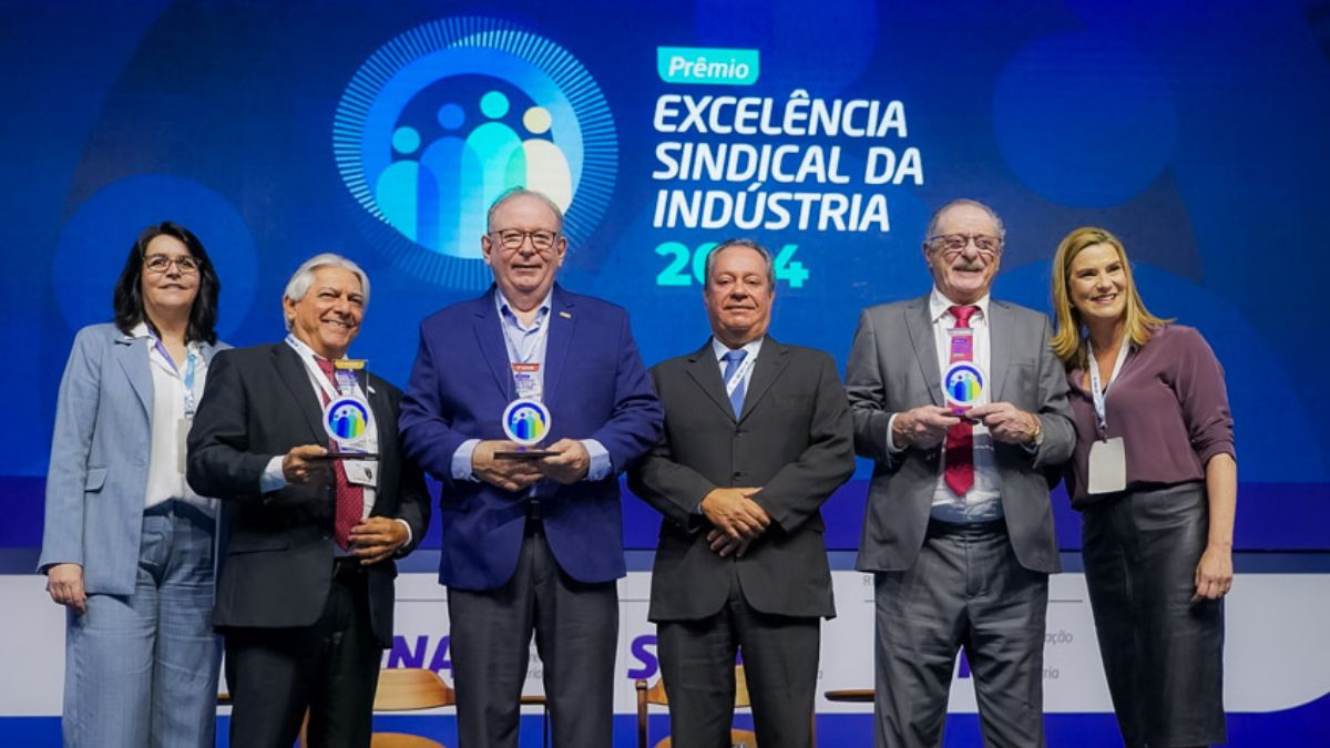Membros da FIEC no Prêmio Excelência Sindical, sendo premiados.