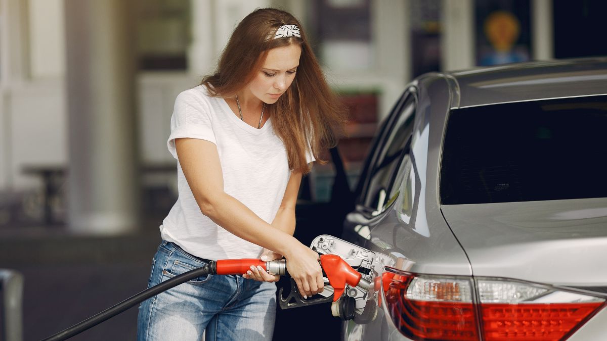 Mulher abastecendo o carro.