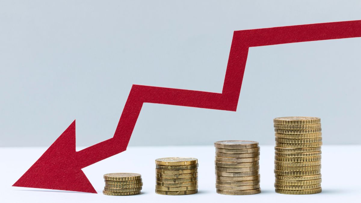 Seta vermelha apontando para baixo, representando a queda do euro.