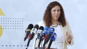 Esther Dweck, no Palácio do Planalto anuncia novas medidas para reduzir a dependência das estatais,