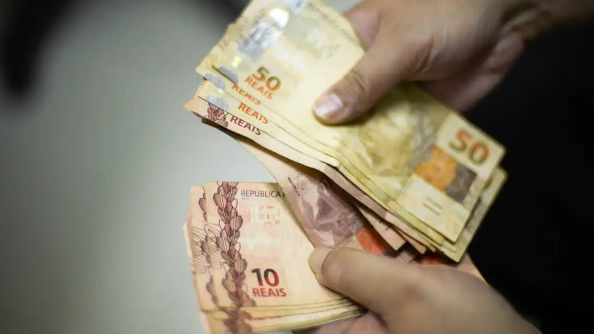 Notas de R$ 50 e R$ 10 sendo contadas. Ações para lucrar em 2025