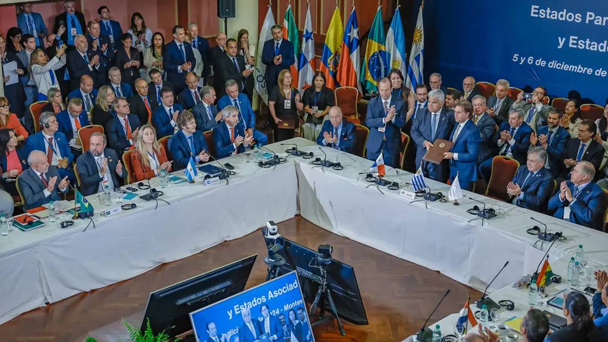 Na imgem, presidentes de países sul-americanos e representantes de nações europeias assinam o Acordo Mercosul-UE