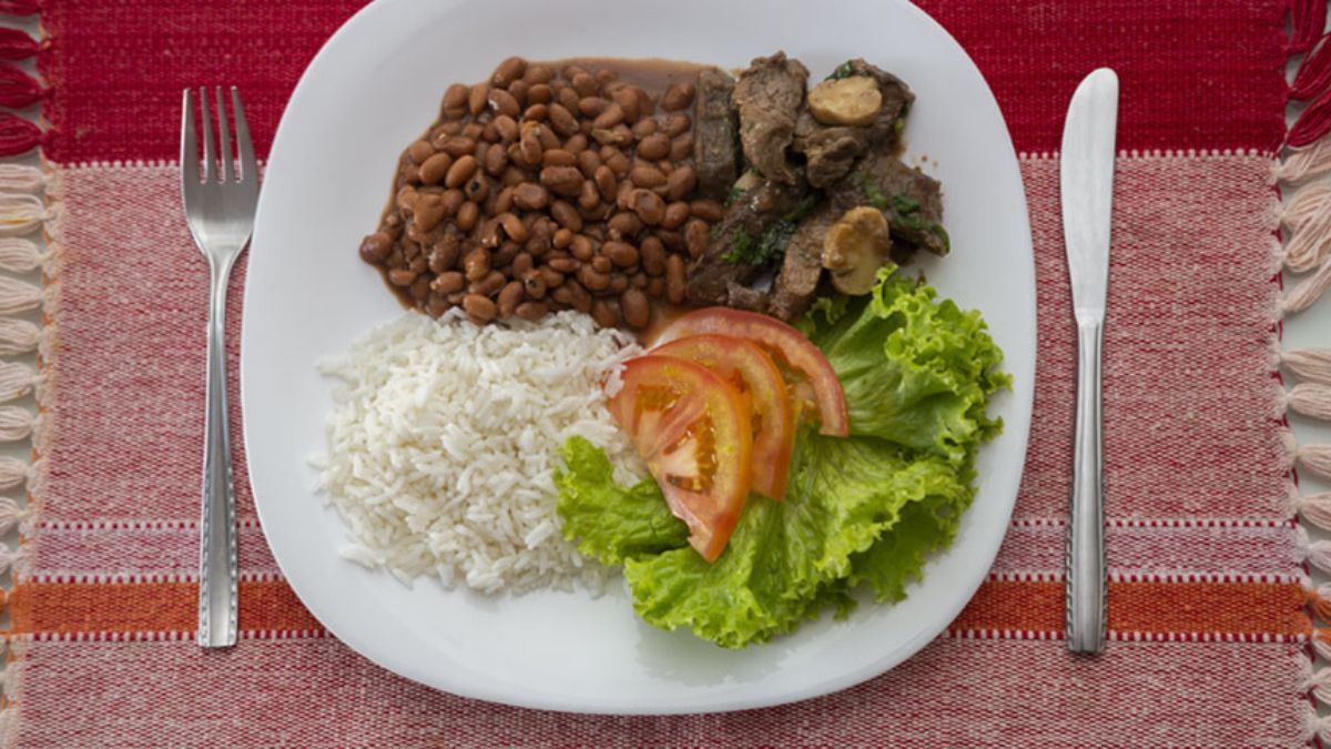 Imagem de um prato de comida para ilustrar uma matéria jornalística sobre a inflação em dezembro com a alta nos alimentos - Inflação de 2024.