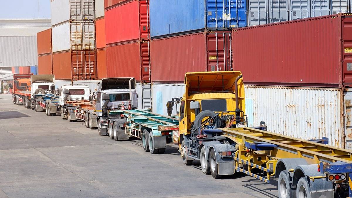 Imagem de um porto de onde saem e chegam mercadorias, que em novembro registrou alta nas importações