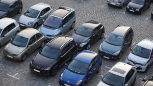 Na imgem carros um ao lado do outro em alusão à alta no financiamento de veículos em novembro de 2024