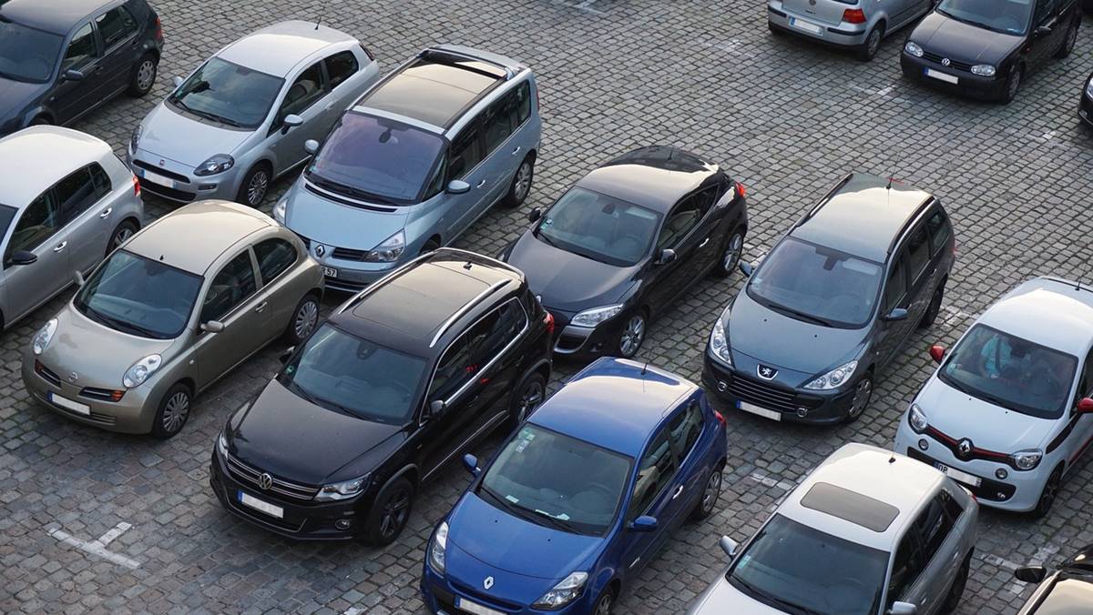 Na imgem carros um ao lado do outro em alusão à alta no financiamento de veículos em novembro de 2024