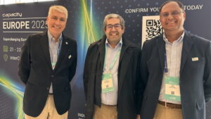 Samuel Carvalho, Chief Marketing Officer da Angola Cables, Fernando Borges Azevedo, chefe de conectividade Start Campus, e Artur Mendes, VP de Vendas da Angola Cables, durante evento Capacity Europe 2024.