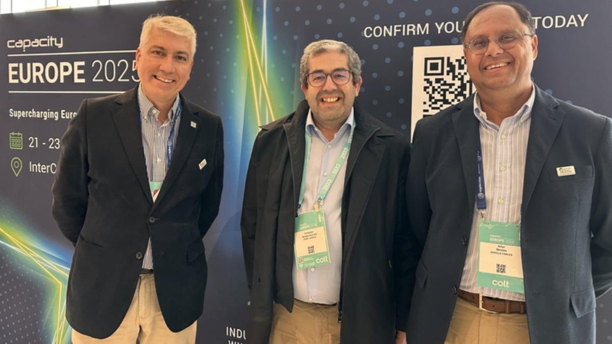 Samuel Carvalho, Chief Marketing Officer da Angola Cables, Fernando Borges Azevedo, chefe de conectividade Start Campus, e Artur Mendes, VP de Vendas da Angola Cables, durante evento Capacity Europe 2024.