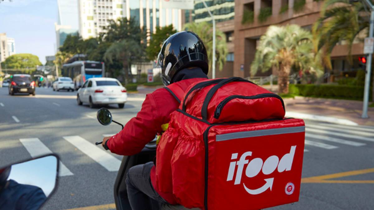 Na imagem um motociclista de aplicativo de entrega. Estudo recente mostra que aplicação de CLT para trabalhadores de aplicativo gera perde de até 33,1 bilhões no PIB