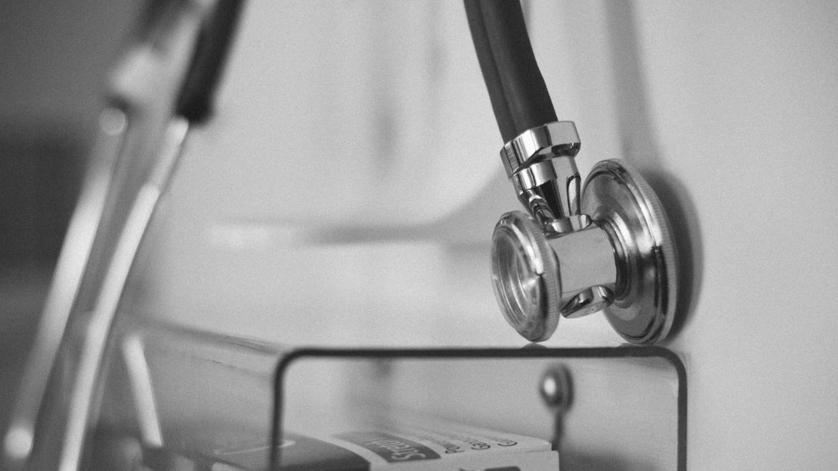 Imagem de estetoscópio em meio ao dado de que a arrecadação do setor de seguros teve alta de 13%