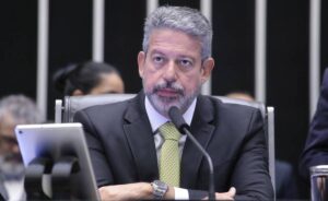 Na imagem Arthur Lira, presidente da Câmara dos Deputados, que adiou a votação da PEC do corte de gastos por falta de quórum