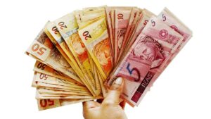 Notas de R$ 50, R$ 20, R$ 10 e R$ 5. Aumento de crédito em novembro, aposta Banco Central