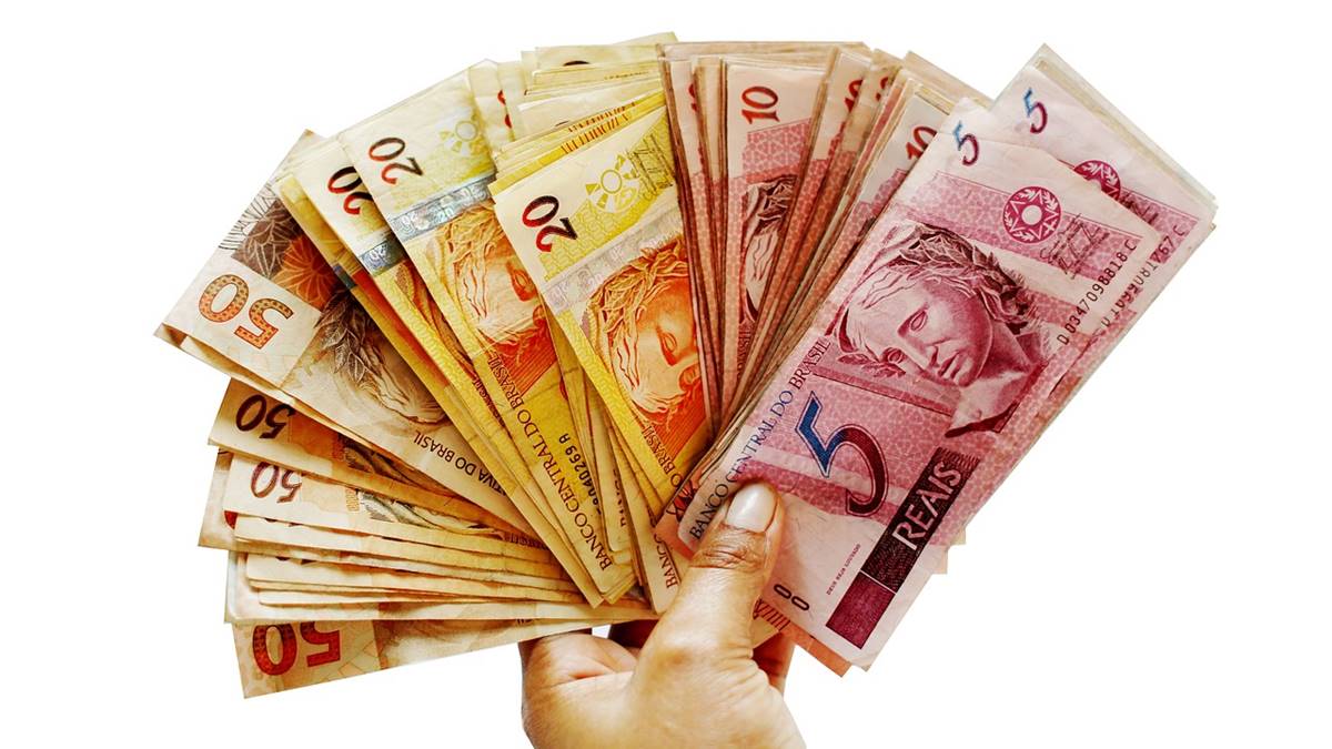 Notas de R$ 50, R$ 20, R$ 10 e R$ 5. Aumento de crédito em novembro, aposta Banco Central