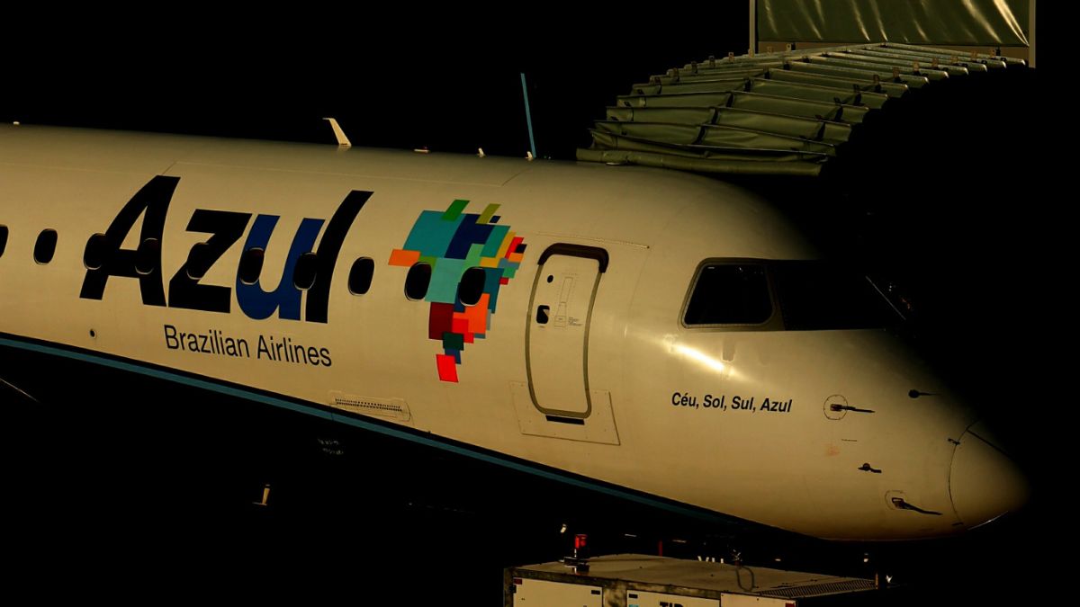Imagem de um avião da Azul Linhas Aéreas para ilustrar uma matéria jornalística sobre a troca de dívidas sobre a Azul.