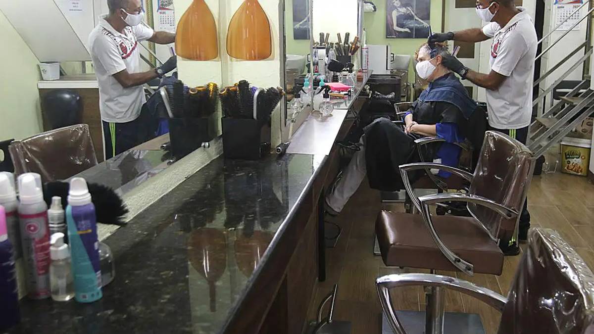 Imagem de uma barbearia. BNDES aumentou oferta de crédito para MPMEs em 2024