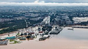 Imagem da cidade de Porto Alegre submersa às águas do Rio Guaíba. BNDES divulgou valores destinados à reconstrução do Rio Grande do Sul