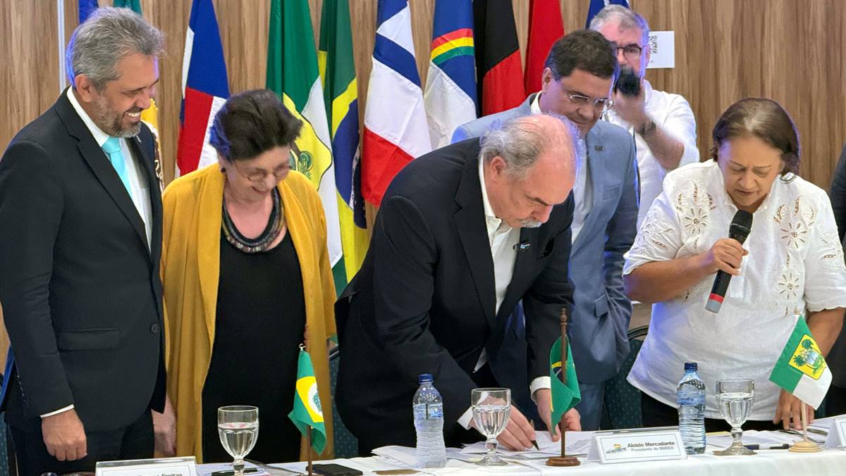 À esquerda imagem, está Elmano de Freitas, governador do Ceará. Ao centro, Aloizio Mercadante, presidente do BNDES e Fátima Bezerra, governadora do Rio Grande do Norte ao seu lado. BNDES e Consórcio Nordeste selam acordo