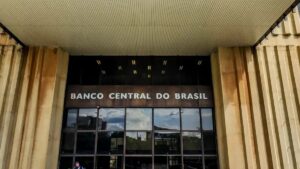 Imagem da fachada do Banco Central do Brasil para ilustrar uma matéria jornalística sobre o Boletim Focus e a inflação do Brasil e sobre o leilão do Banco Central do Brasil. Fluxo cambial