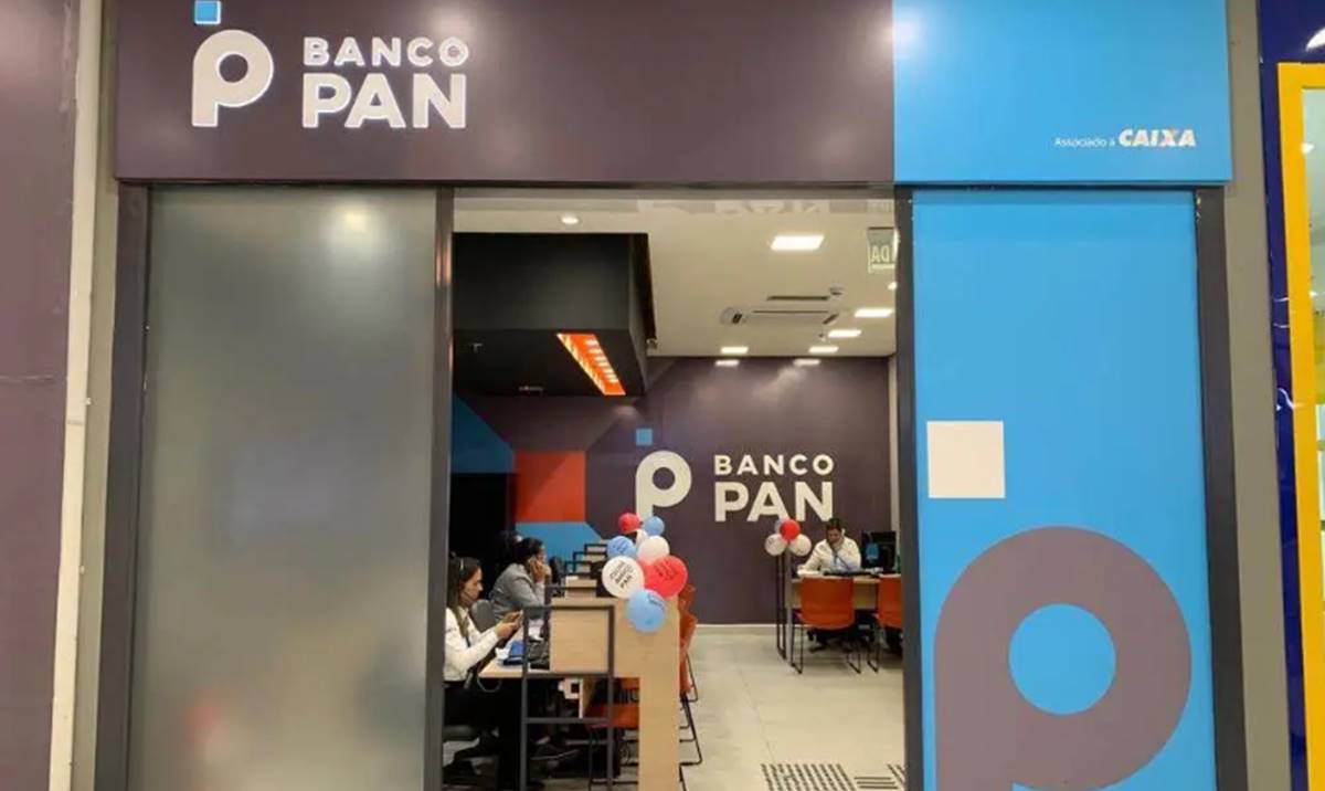 Imagem da fachada de uma agência do Banco Pan