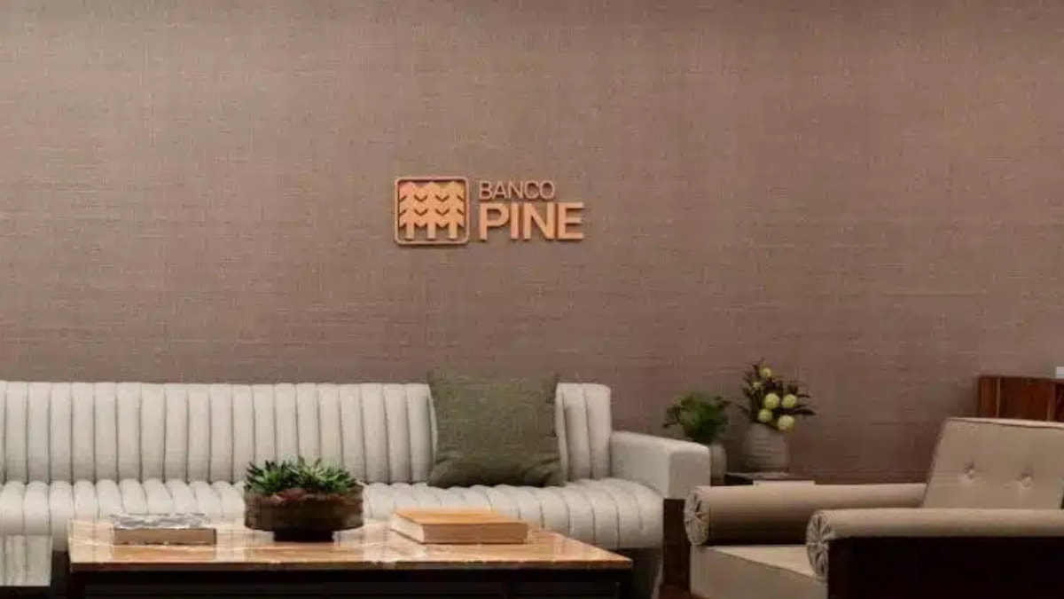 Banco Pine tem nota elevada pela Moody's, destacando o logotipo em uma recepção moderna.