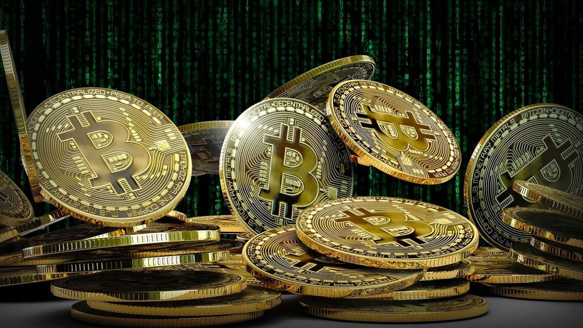 Imagem de vários bitcoins para ilustrar uma matéria jornalística sobre as oscilações do mercado financeiro
