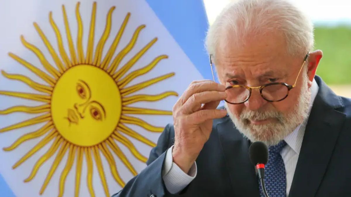 Imagem do presidente do Brasil, Luiz Inácio Lula da Silva e ao fundo a bandeira da Argentina. A imagem é para ilustrar uma matéria jornalística sobre os impasses comerciais entre o Brasil e a Argentina.