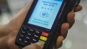 Imagem de uma máquina de cartão de crédito, em meio ao Brasil ter se torando em 2024 o país com a segunda maior taxa de juros no mundo