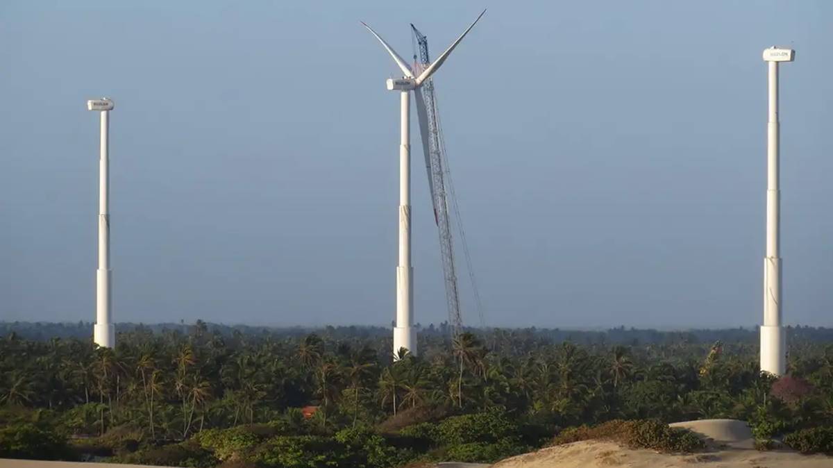 Na imagem, torres de energia eólica em meio a um dia ensolarado, simbolizando a capacidade de geração de energia eólica do Brasil