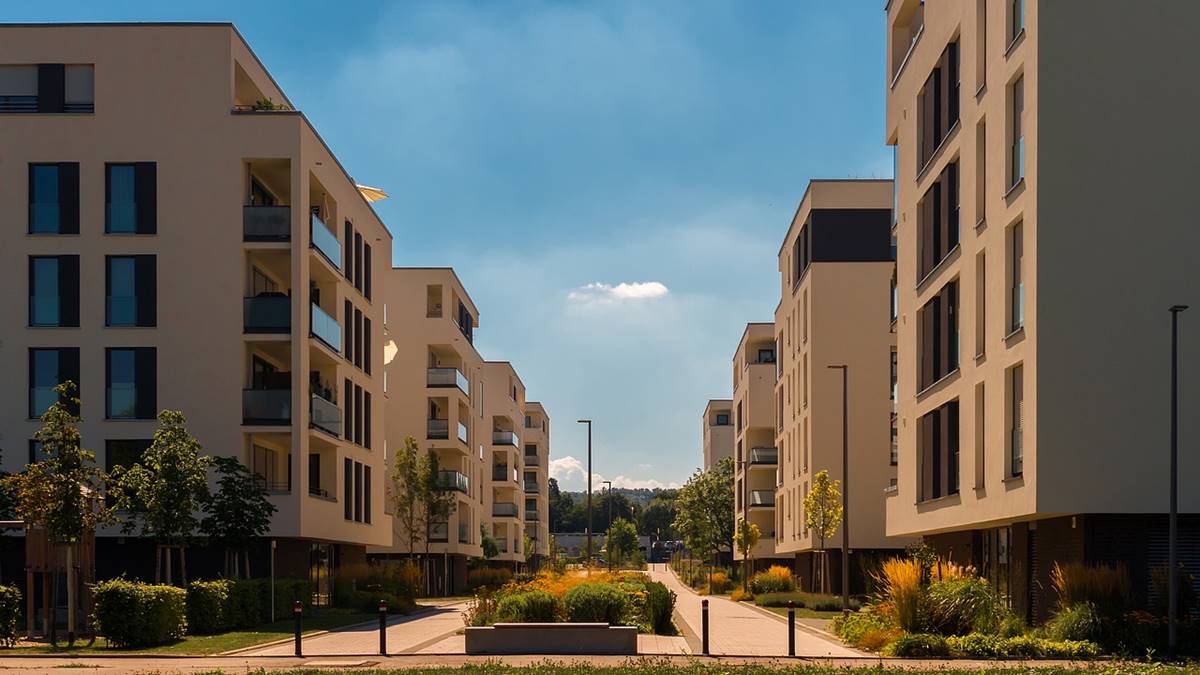 Imagem com apartamentos em meio aos dados que mostram crescimento das vendas de imóveis