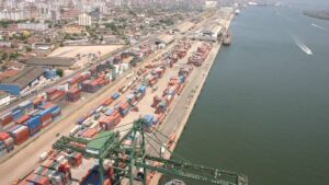 Imagem aérea do Porto de Santos. Brasil registra déficit da balança comercial na 3ª semana de dezembro de 2024