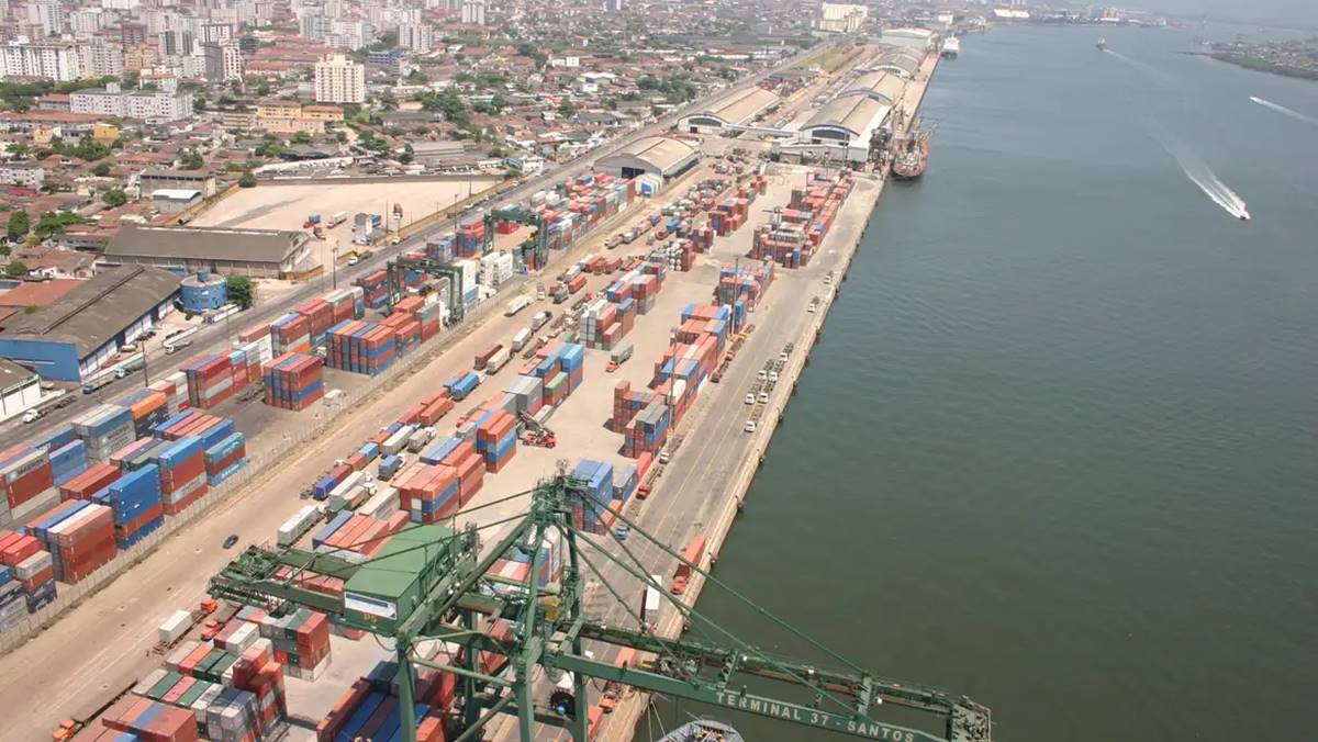 Imagem aérea do Porto de Santos. Brasil registra déficit da balança comercial na 3ª semana de dezembro de 2024