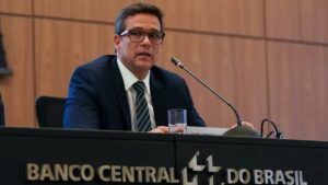 Na imagem está Roberto Campos neto, presidente do Banco Central até 2024, em meio à aprovação de moção crítica contra decisão de elevar a taxa Selic