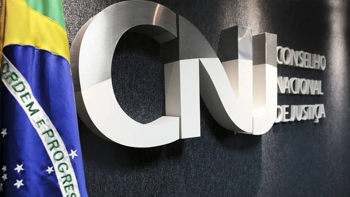 Imagem com letreiros na sede do CNJ. CNJ suspende aumento de auxílio para juízes no valor de R$ 10 mil