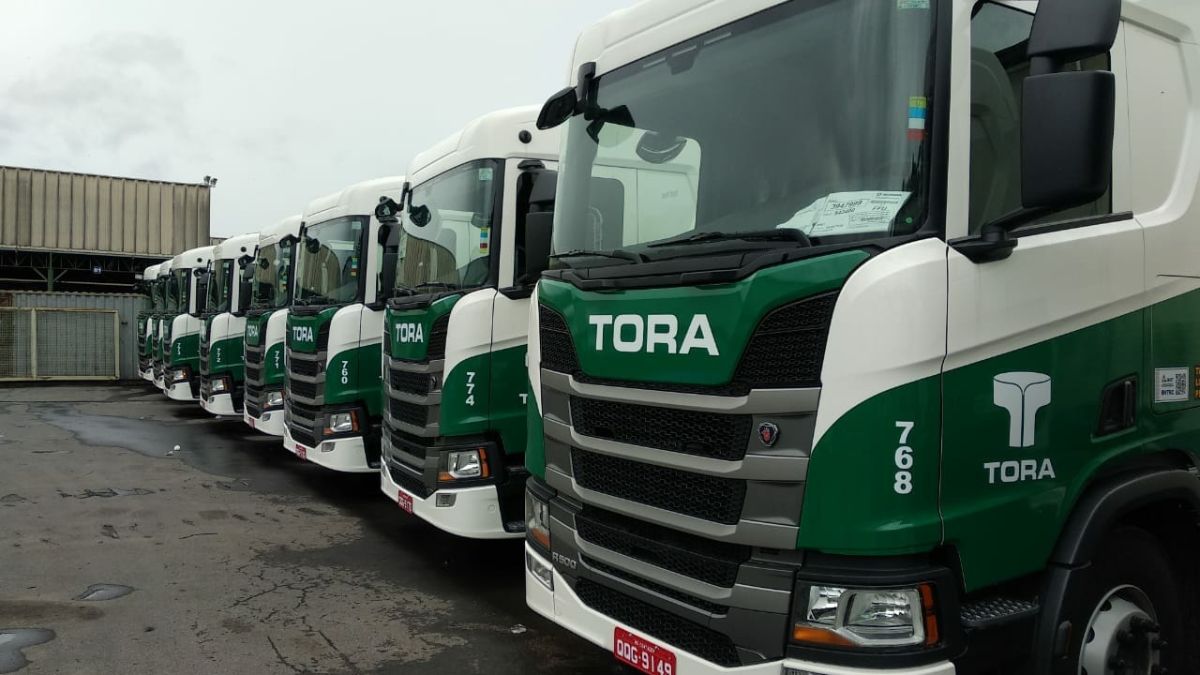 Imagem de caminhões do Tora Transportes para ilustrar uma matéria jornalística sobre a aquisição da CSN.