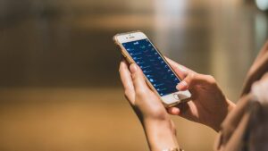 Na imagem, uma mão mexendo em um celular, em meio à decisão da Câmara dos Deputados de pôr fim à taxa de roaming entre países do Mercosul