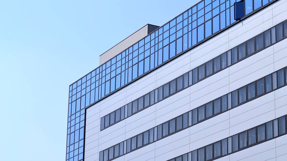 Imagem de um prédio em meio à aprovação da taxação de multinacionais pela Câmara dos Deputados