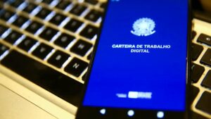 A taxa de desemprego no Brasil subiu para 6,5% no trimestre até janeiro, segundo o IBGE. Informalidade recua e mercado de trabalho mantém estabilidade.
