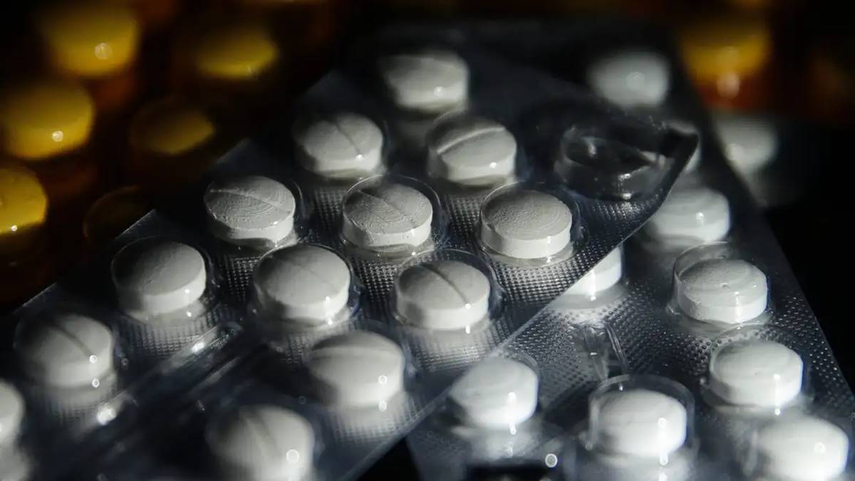 Na imagem cartelas comprimidos em meio à decisão de Cade de multar cartel de medicamentos em multa milionária