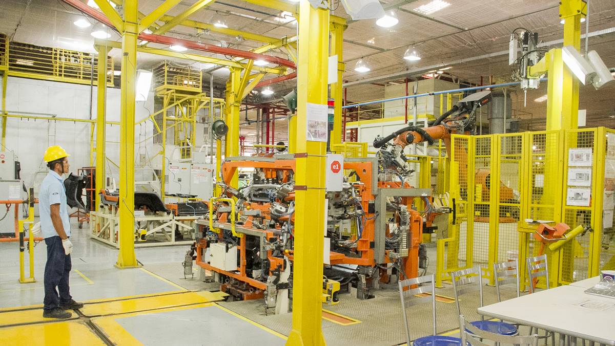 Na imagem um trabalhador numa indústria em meio ao fato de que Ceará, Bahia e Minas Gerais se destacaram no crescimento do PIB estadual de 2024