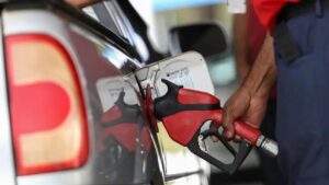 Imagem de um homem colocando gasolina em um carro para ilustrar uma matéria jornalística sobre o preço do etanol e preços da gasolina