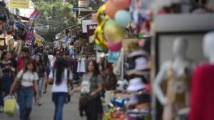 Na imagem, Pedestres nas ruas na tradicional área de compras do Saara, no centro do Rio de Janeiro, onde há muito comércio ilegal