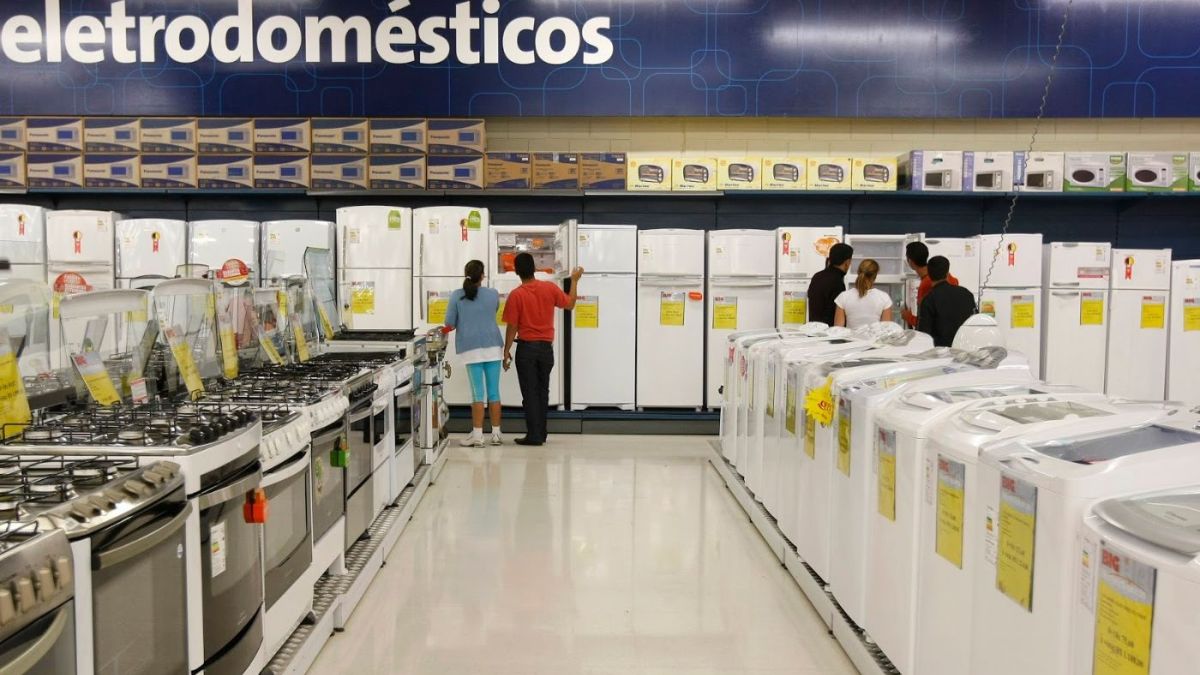 Imagem de uma loja de eletrodomésticos para ilustrar uma matéria jornalística sobre o comércio varejista.