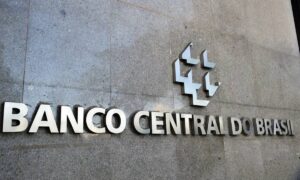 Imagem da entrada principal da sede do Banco Central, que por meio do Copom decidiu pelo aumento da taxa de juros