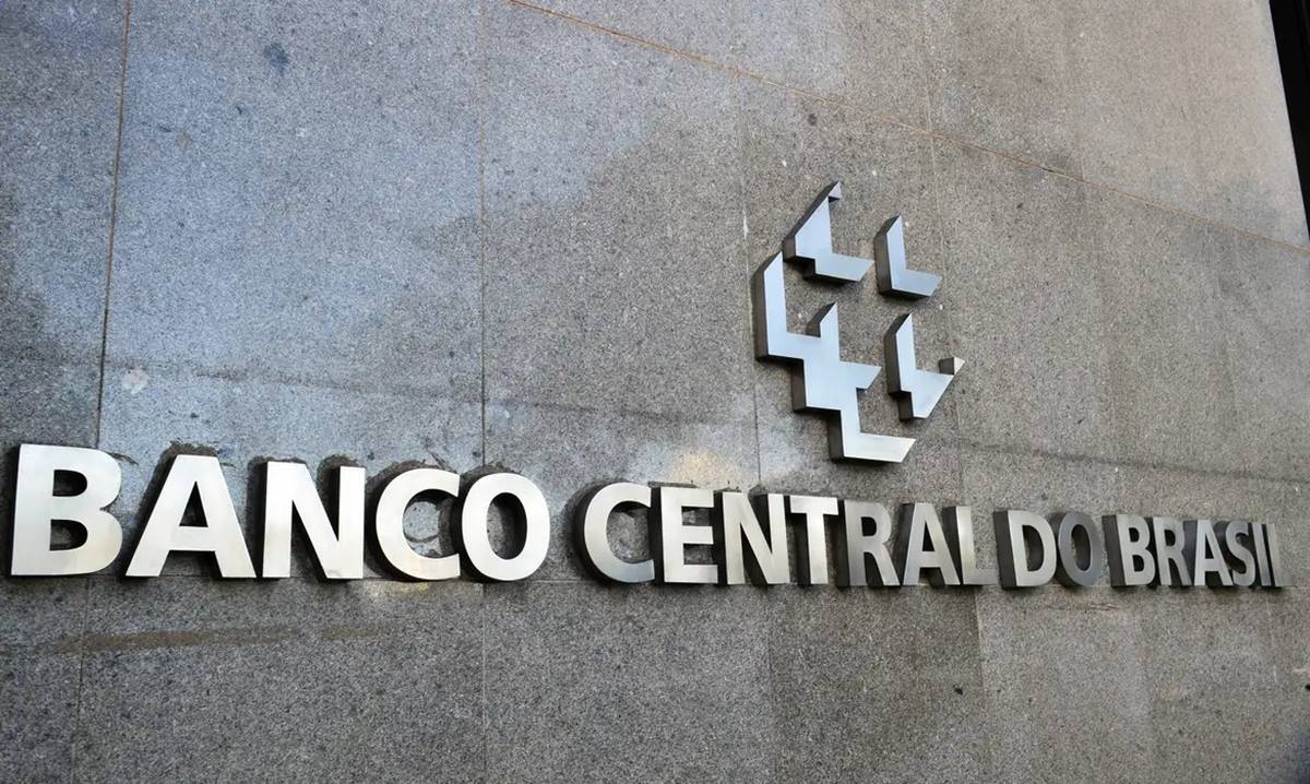 Imagem da entrada principal da sede do Banco Central, que por meio do Copom decidiu pelo aumento da taxa de juros