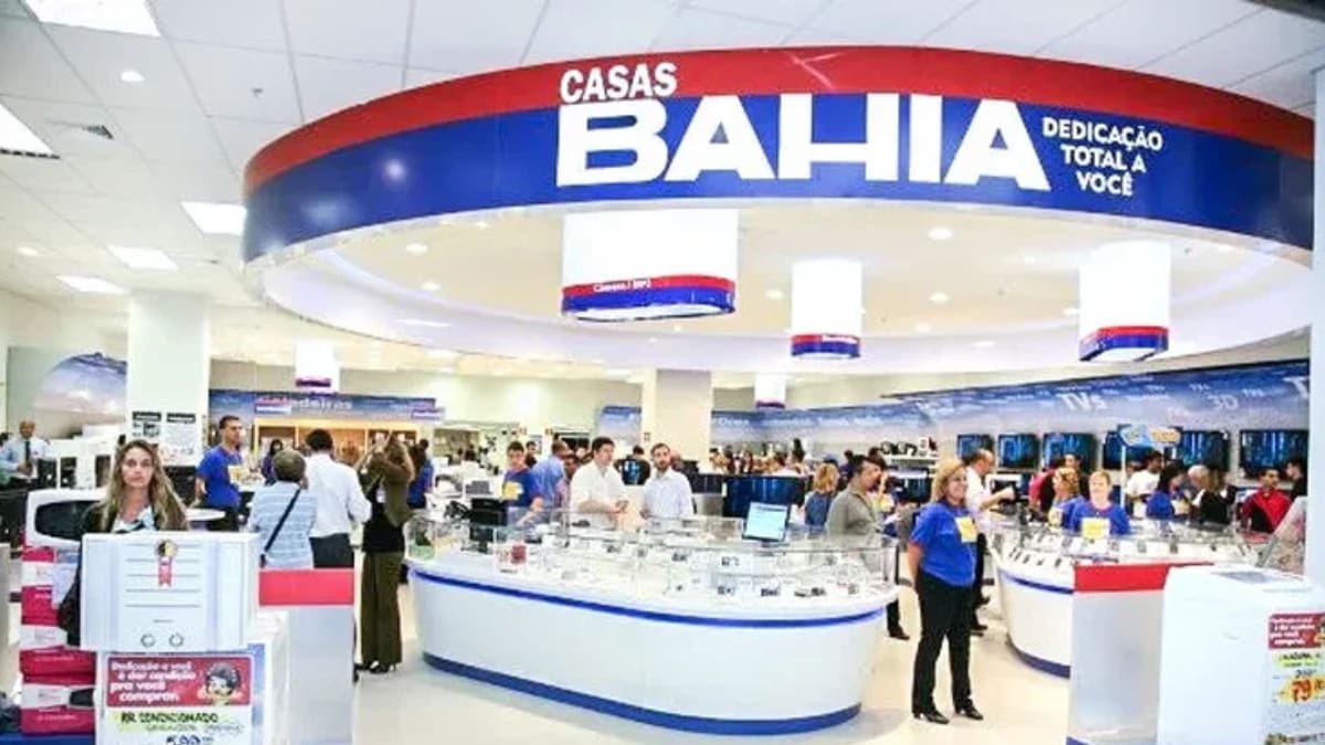 Loja das Casas Bahia cheia de clientes, destacando o crediário Casas Bahia como estratégia de vendas.
