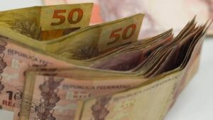Na imagem, notas de R$ 50 e R$ 10. Crescimento da dívida pública em novembro