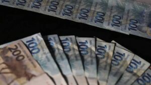 Imagem contas de R$ 100 em meio ao Crescimento do crédito em novembro, mostra Febraban