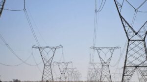 Imagem de rede de transmissão, em meio ao crescimento do mercado de energia limpa