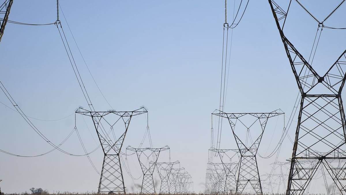 Imagem de rede de transmissão, em meio ao crescimento do mercado de energia limpa