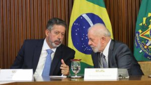 Na imagem, Arthur Lira à esquerda ao lado de Lula. Crise das emendas gera reação no Congresso, que cogita resposta via PEC
